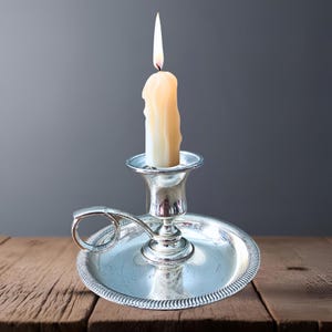 Silver-plated candlestick with handle, round base, 8 cm tall, shiny finger loop holder