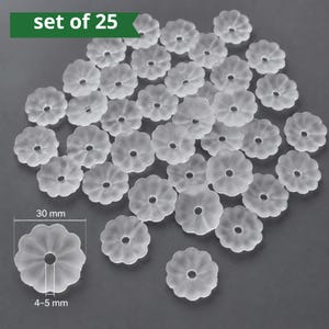 Op de afbeelding: Een set van 25 doorschijnende, matglazen bloemvormige kralen met een centraal gat. Eén kraal wordt getoond met meetlijnen die een diameter van 30 mm en een middengat van 4-5 mm aangeven. De kralen hebben een geschulpte rand en matte afwerking.