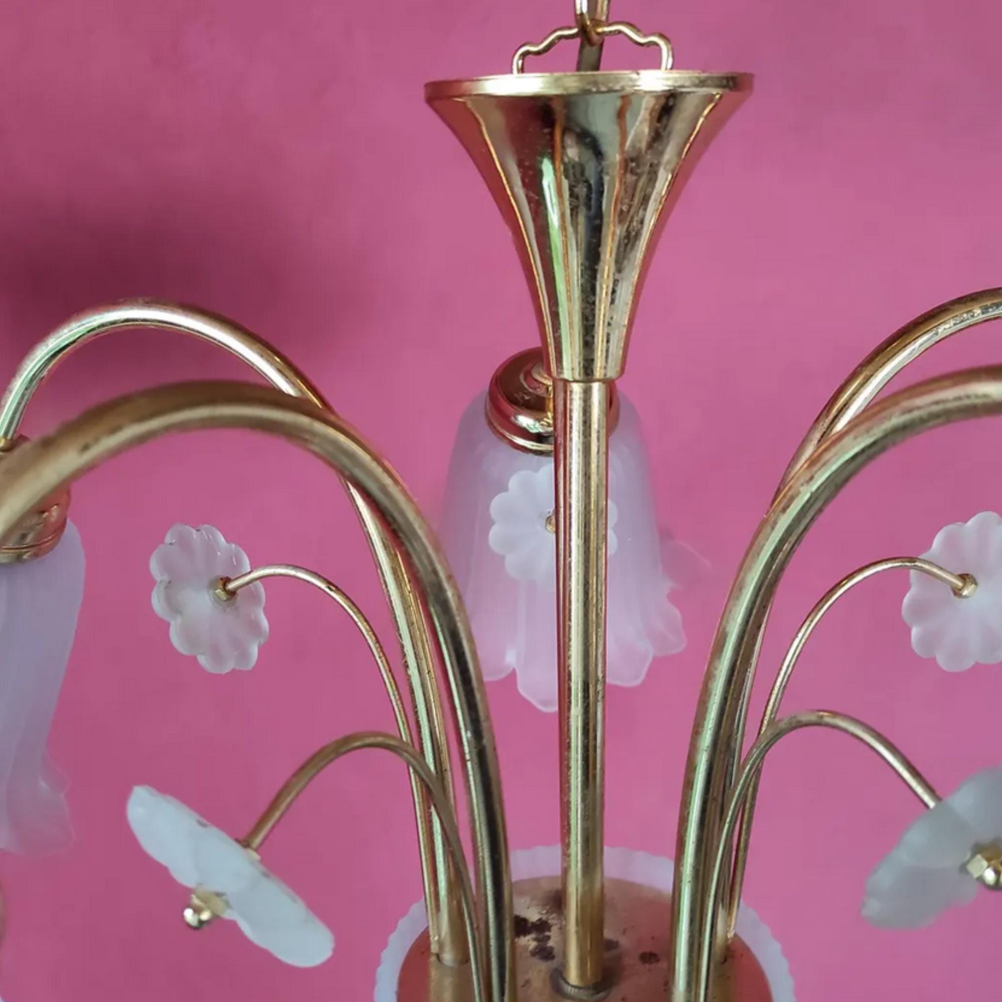 ヴィンテージゴールド仕上げと白いシェードのガラスシャンデリア