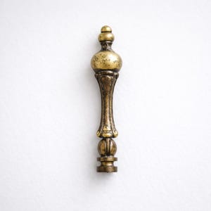 Tirador de cajón de latón francés, años 50, con pátina original, herrajes de latón macizo.