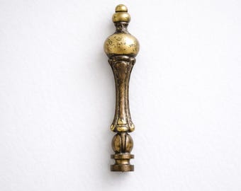 Tirador de cajón de latón francés, años 50, con pátina original, herrajes de latón macizo.