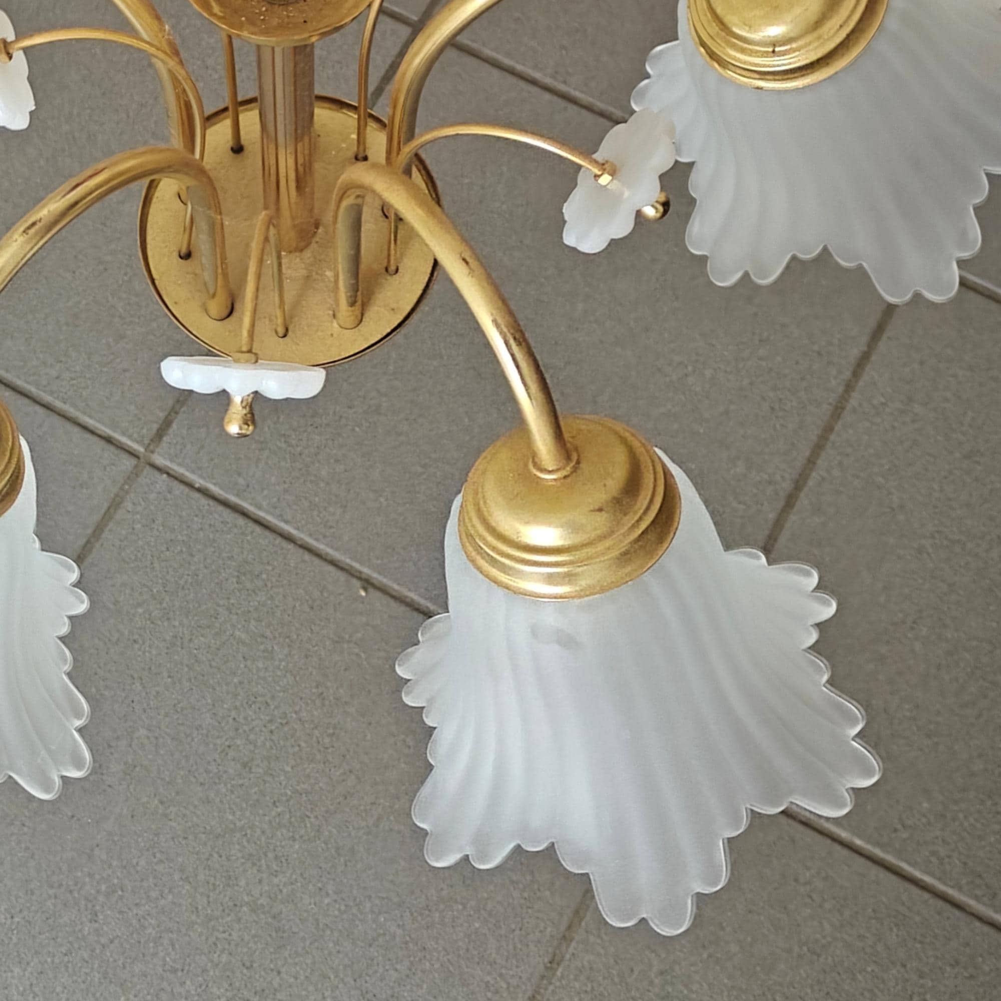 ヴィンテージゴールド仕上げと白いシェードのガラスシャンデリア