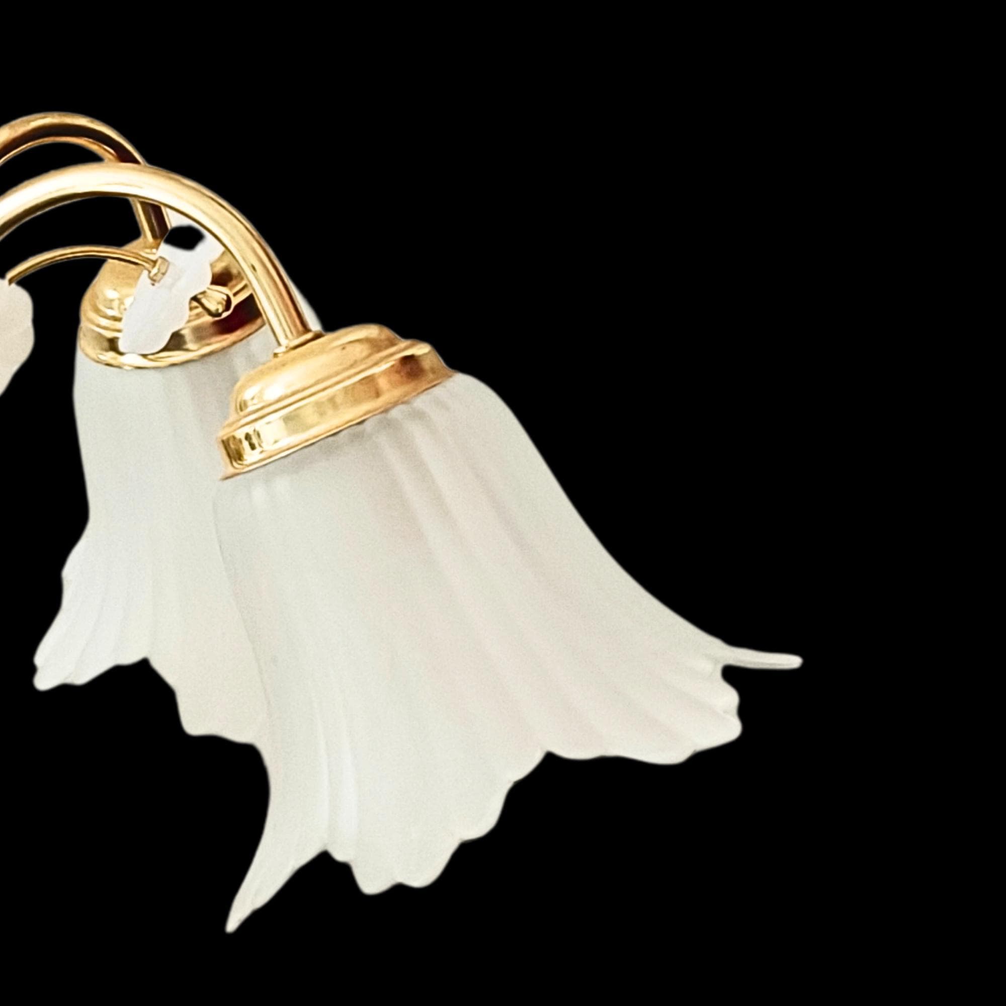 ヴィンテージゴールド仕上げと白いシェードのガラスシャンデリア