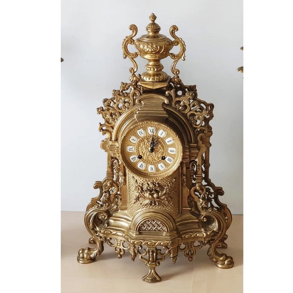 Horloge de cheminée ancienne de style Louis XVI en bronze doré, Italie, laiton poli