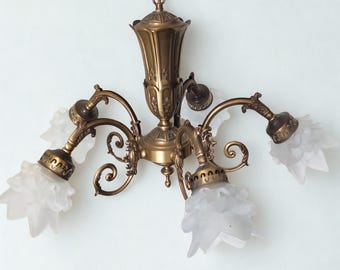 ヴィンテージゴールド仕上げと白いシェードのガラスシャンデリア