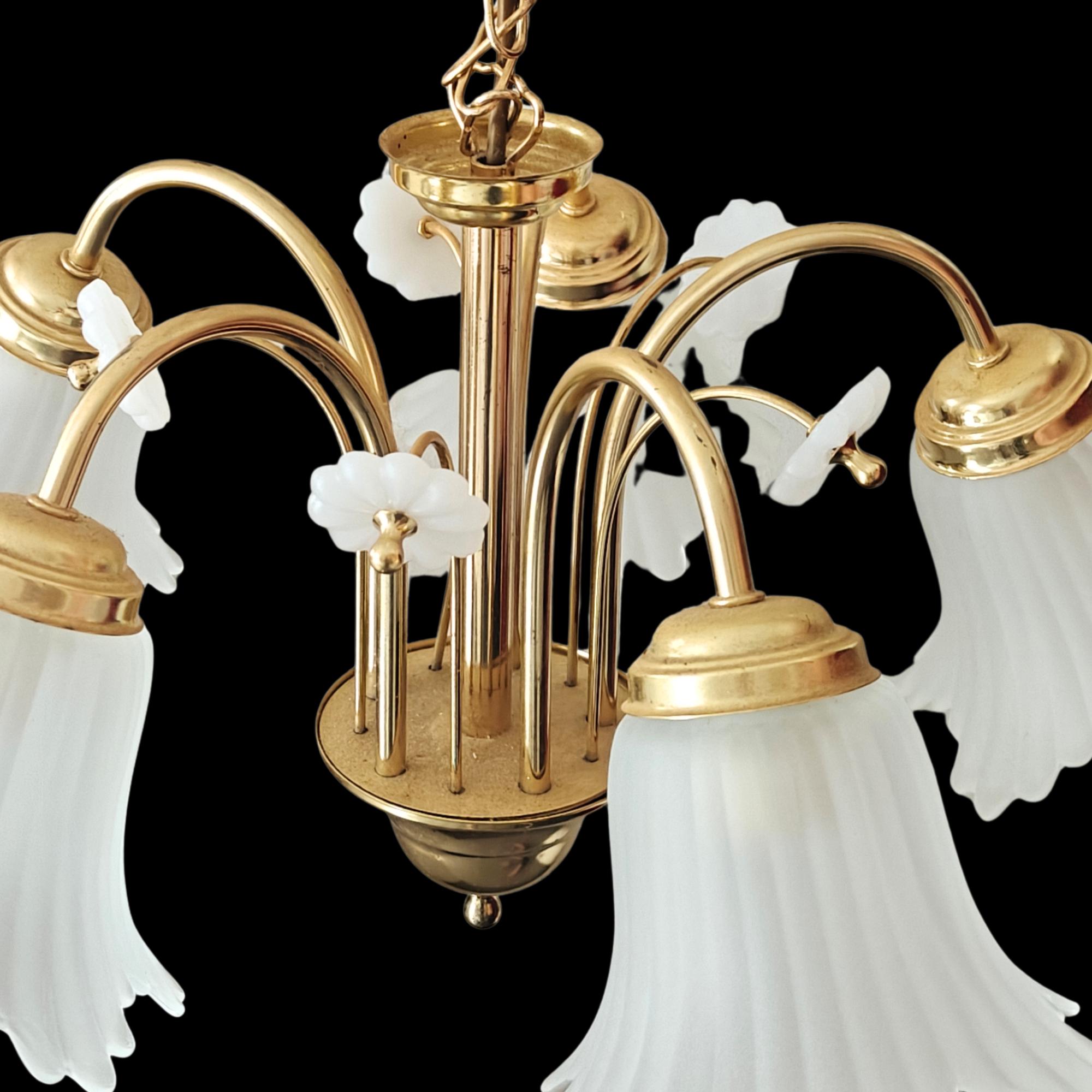 ヴィンテージゴールド仕上げと白いシェードのガラスシャンデリア