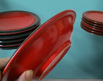 Un bonito juego de 6 platos hondos de gres porcelánico esmaltado de color rojo y negro, resistente a los arañazos y fácil de limpiar.
