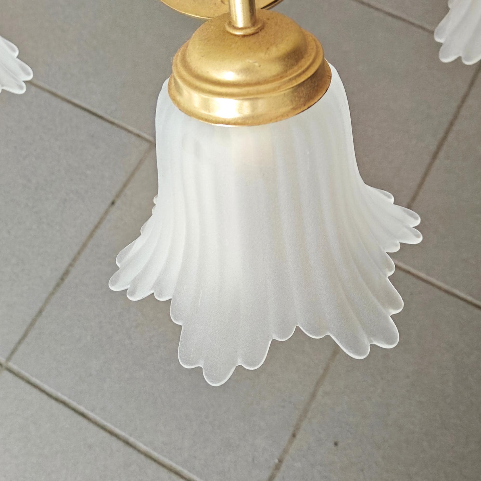 ヴィンテージゴールド仕上げと白いシェードのガラスシャンデリア