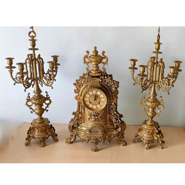 Pendule de cheminée avec deux chandeliers à cinq cornes de style rococo Pendulette de cheminée en laiton antique avec 2 candélabres