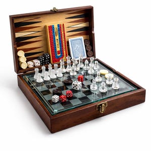 Puede incluir: Un juego de mesa de madera con un tablero de ajedrez de cristal, un tablero de backgammon y un tablero de cribbage. El juego incluye piezas de ajedrez transparentes, dados, damas y naipes. La caja de madera está abierta, revelando los diversos componentes del juego.