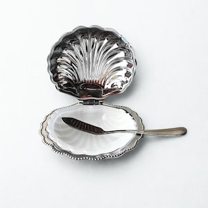 Può includere: Un'insegna in legno rustico con la scritta "Welcome to our home" in lettere bianche. L'insegna presenta una finitura invecchiata e un design semplice e invitante, ideale per un portico o un ingresso.