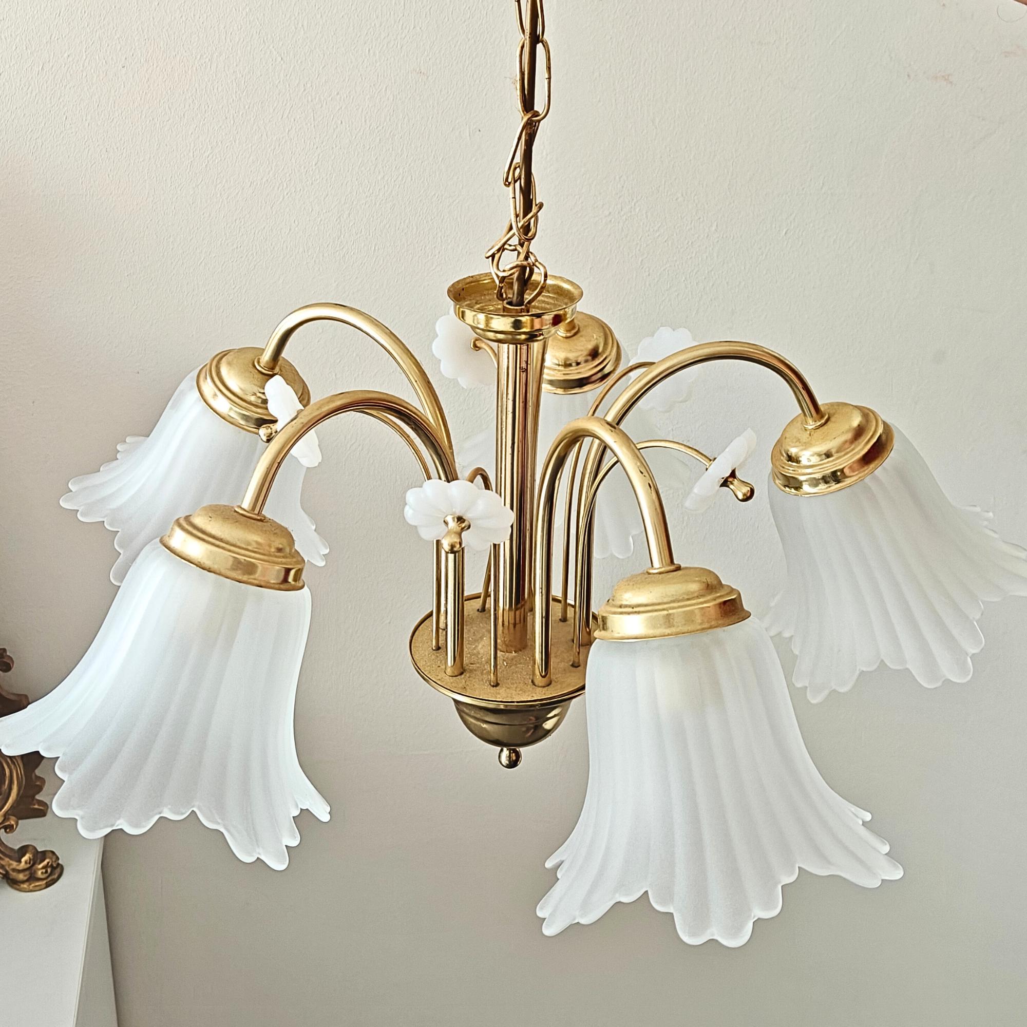 シャンデリア ゴールドと白いシェード ヴィンテージゴールド仕上げと白いシェードのガラスシャンデリア