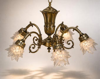 Lampadario in ottone a 5 luci con paralumi in vetro a motivi floreali, stile vintage.