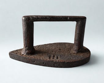 Piccolo ferro da stiro antico in ghisa, ferro da stiro vintage, attrezzo per il bucato