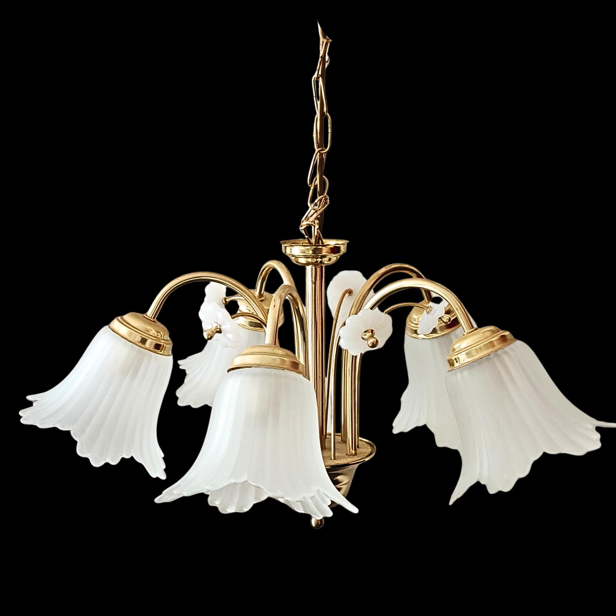 ヴィンテージゴールド仕上げと白いシェードのガラスシャンデリア