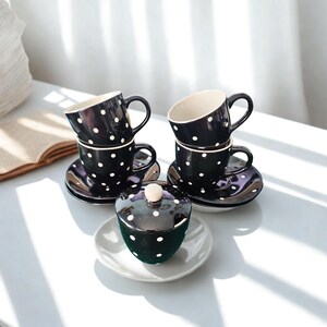 Handgemachte Italienische Keramik Tee Set: Schwarze Tassen, Untertassen & Polka Dot Zuckerdose