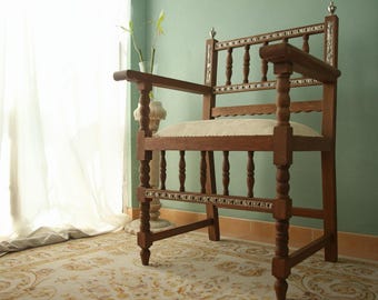 Silla Trono Alfonsina Original (c.1870) en Nogal, Bronce y Latón repujado