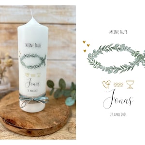 Könnte beinhalten: Weiße Taufkerze mit einem grünen Kranz-Design und dem Text "Meine Taufe". Die Kerze zeigt außerdem eine Taube, eine Welle und einen Kelch, sowie den Namen "Jonas" und das Datum "27. April 2024".
