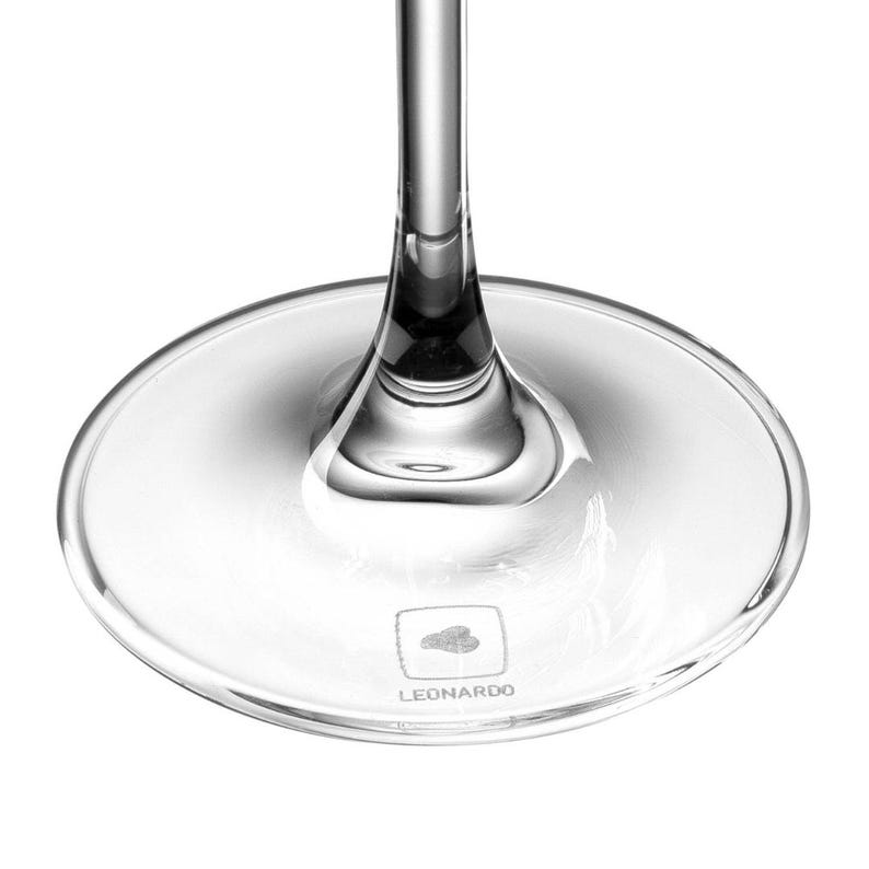 K&ouml;nnte beinhalten: Nahaufnahme der Basis eines klaren Weinglases aus Glas mit einem kleinen Logo mit der Aufschrift "LEONARDO" auf der Unterseite.