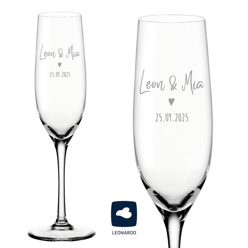 K&ouml;nnte beinhalten: Zwei klare Champagnerfl&ouml;ten aus Glas mit dem Text "Leon & Mia" und dem Datum "25.09.2025" graviert. Die Fl&ouml;ten sind von Leonardo.