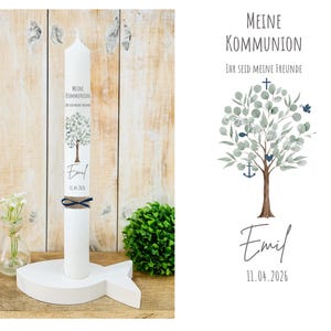 Könnte beinhalten: Eine weiße Kommunionkerze mit Baumdesign und dem Namen "Emil" aufgedruckt. Die Kerze steht auf einem weißen, fischförmigen Ständer. Der Text "Meine Kommunion" und "Ihr seid meine Freunde" sind ebenfalls aufgedruckt.