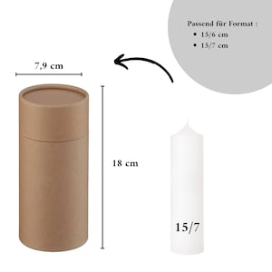 以下が含まれることがあります： 直径7.9cm、高さ18cmの白いろうそく。ろうそくは茶色の厚紙の筒に入っています。画像には「Passend f&uuml;r Format: 15/6 cm 15/7 cm」というテキストが表示されています。ろうそくには「15/7」のラベルが貼られています。