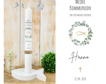 Candela per comunione personalizzata con nome e data + frase • verde, moderna, naturale • corona di eucalipto, pesce, croce • nastro dorato • Hanno