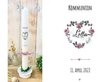 Peut inclure: Bougie de communion blanche avec un motif de couronne florale et le nom "Lara" dessus. La bougie est décorée d'un ruban rose et de feuilles vertes. La date "11. avril 2022" est imprimée sur la bougie. Le texte "Kommunion" est imprimé sur un fond blanc.