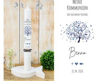 Può includere: Una candela bianca da comunione con un disegno di albero blu, il testo "Meine Kommunion" e "Ihr seid meine Freunde". La candela è su un supporto bianco a forma di pesce. Il nome "Benno", una croce, un cuore e un pesce sono visibili.