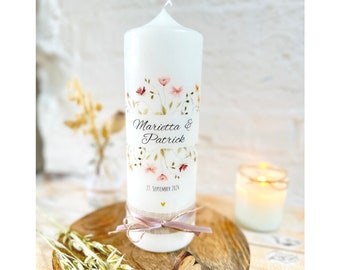 Puede incluir: Vela de boda blanca con un diseño floral y los nombres "Marietta & Patrick" y la fecha "22 de septiembre de 2024" impresos en el lateral.