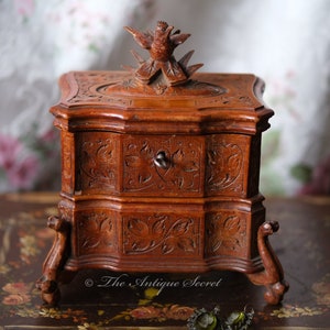 Adorable tiny Victorian jewelry box Swiss Black Forest with bird and flowers in carved walnut wood pistachio green tufted
