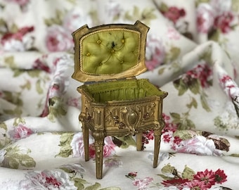 Joyero antiguo de estilo Napoleón III, con interior de seda verde con mechones.
