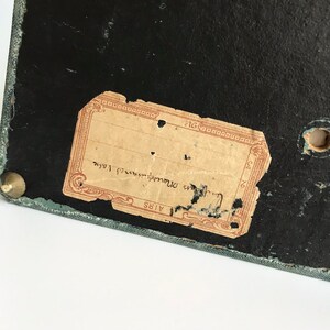 May include: A vintage, dark green, rectangular box with a label that reads "Lecturas Ornamental, 1, AIRS". The label is cream-colored with a decorative border.