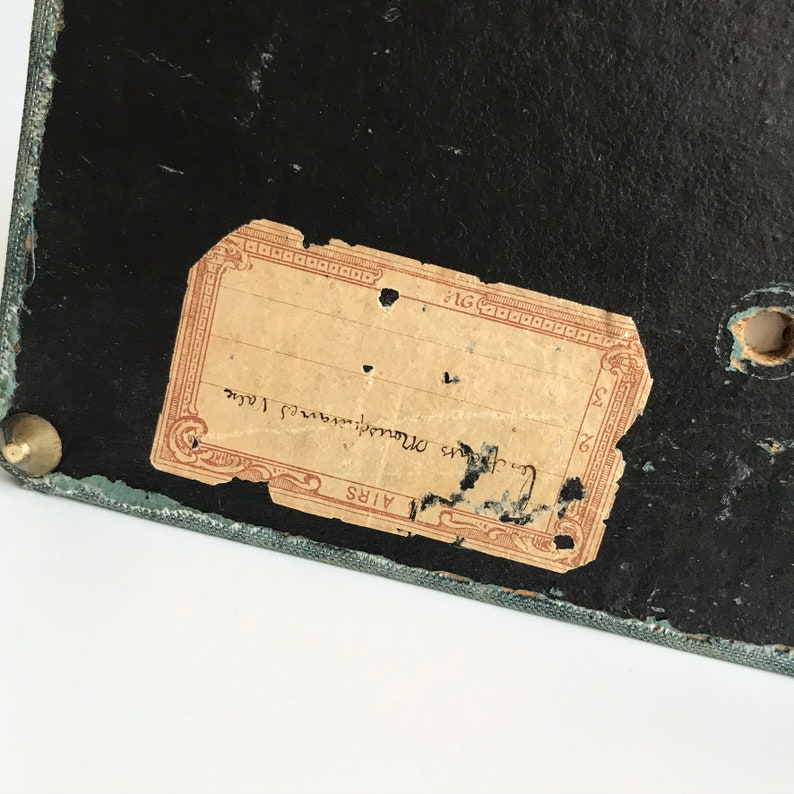 May include: A vintage, dark green, rectangular box with a label that reads "Lecturas Ornamental, 1, AIRS". The label is cream-colored with a decorative border.