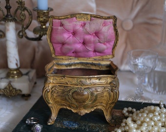 Beautiful antique french Napoleon III 19th century jewelry box trinket chest, bubblegum pink tufted silk, Louis XV aesthetics