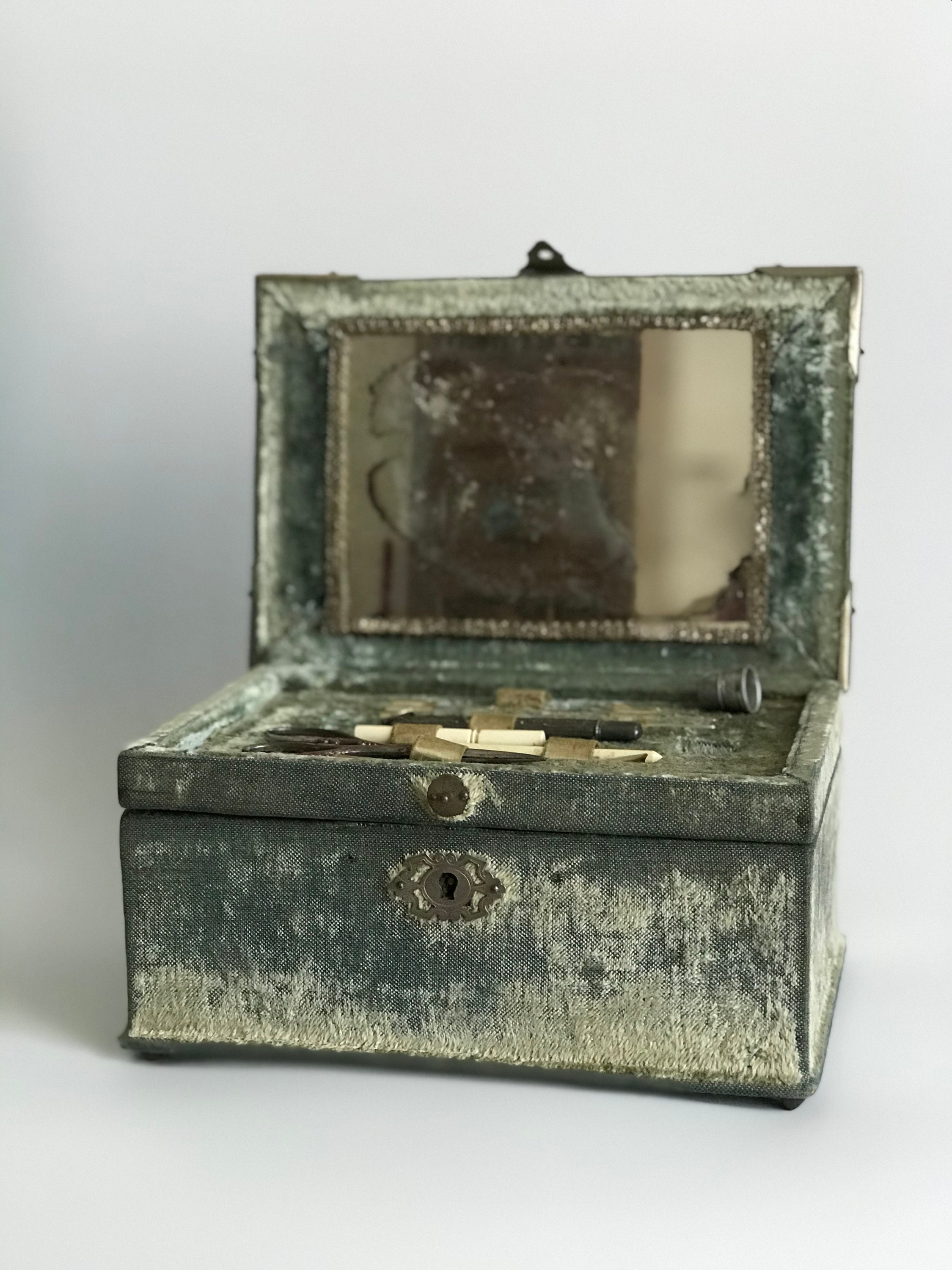 Exceptionnal and Rare Victorian Jewelry / Sewing / Vanity