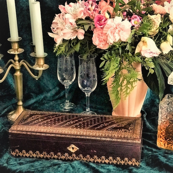 Beautiful french Napoleon III glove box in heavily gi… Gem