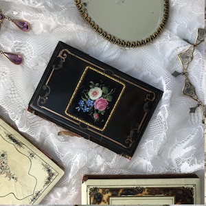 Beautiful antique French Dance Carnet Napoleon III in Nanban lacquer, handpainted flowers on procelain, copper and brass inlay work