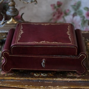 Mid XXth century Vintage Antique Italian compartmented jewelry box in burgundy gilded leather and beige velvet, ring slot