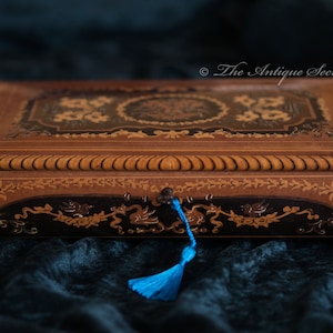 Wonderful early-mid XXth century Italian Sorrento jewelry box with Renaissance style inlay work, blue tufted cushion, mirror + working key
