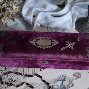 Spectacular and extraordinary antique Victorian Napoleon III glove box in a very rare tyrian purple velvet and cream tufted silk lining