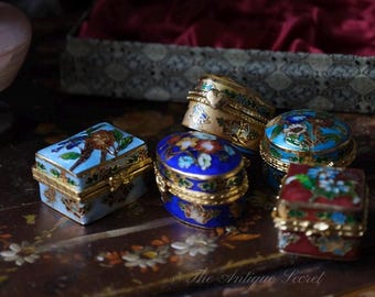Zestaw 5 zabytkowych pudełek na pigułki, miniaturowych chińskich ozdób ze szkliwa cloisonné, intarsją kwiatową, w jaskrawych kolorach, w oryginalnej gablocie.