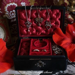 Fabulous antique 19th century victorian jewelry box with compartments in black leather and filled with fire red tufted silk and velvet