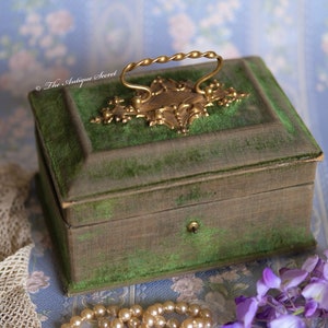 Precioso tocador / tocador de cartón victoriano antiguo del siglo XIX en terciopelo verde, seda plisada verde, espejo y adornos Art Nouveau