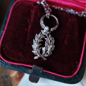 Äußerst begehrte und seltene antike französische Miniaturmedaille aus Weißgold mit akademischen Palmen, Diamanten und Rubinen.
