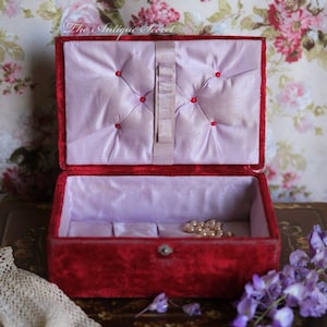 Adorable caja de joyería/costura de cartón victoriana antigua del siglo XIX en terciopelo rojo, llena de seda con mechones de color lila - Adornos Art Nouveau