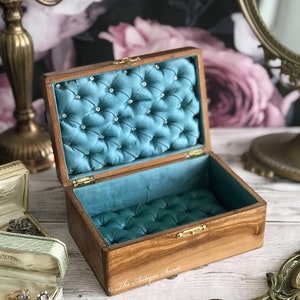Wunderschöne antike französische Napoleon III. Schmuck-Souvenirbox aus dem 19. Jahrhundert, handbemalt mit Blumen und gefüllt mit blaugrüner getufteter Seide