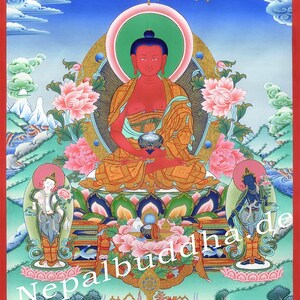 Puede incluir: Una pintura thangka budista tibetana tradicional que representa a un Buda rojo sentado en posición de loto. El Buda está rodeado de flores y nubes, y la pintura está enmarcada en un borde dorado. El texto "Nepalbuddha.de" es visible en la esquina inferior derecha.