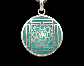 Belle amulette bouddhiste OM avec un mandala du Népal, turquoise, argent, ronde