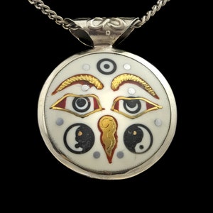 Amulet Beautiful Buddhist piece of jewelry Nepal, colorful, round, with Buddha&#39;s eyes, sun and mantra, double-sided